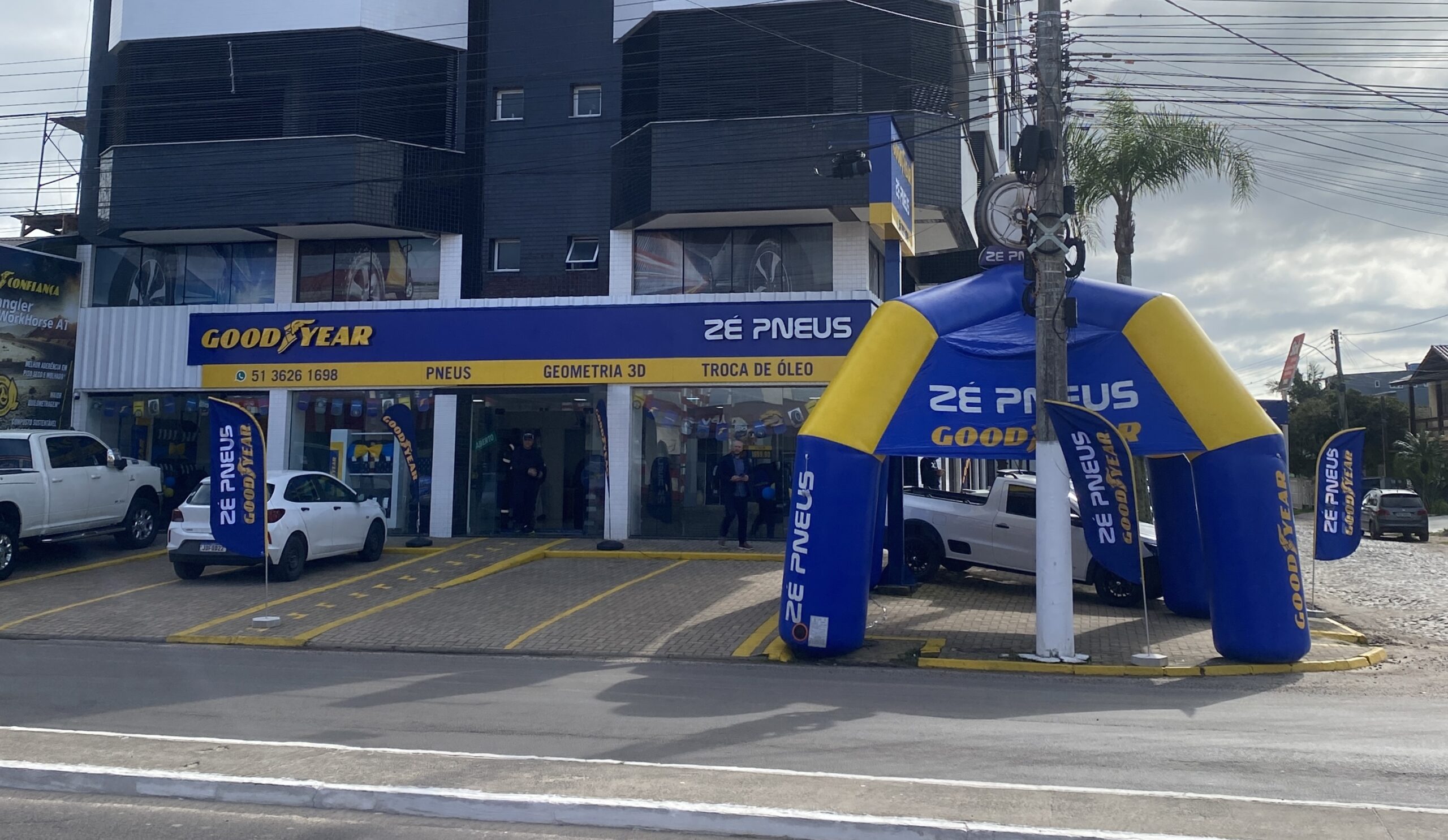 Fachada da loja Zé Pneus em Torres - RS